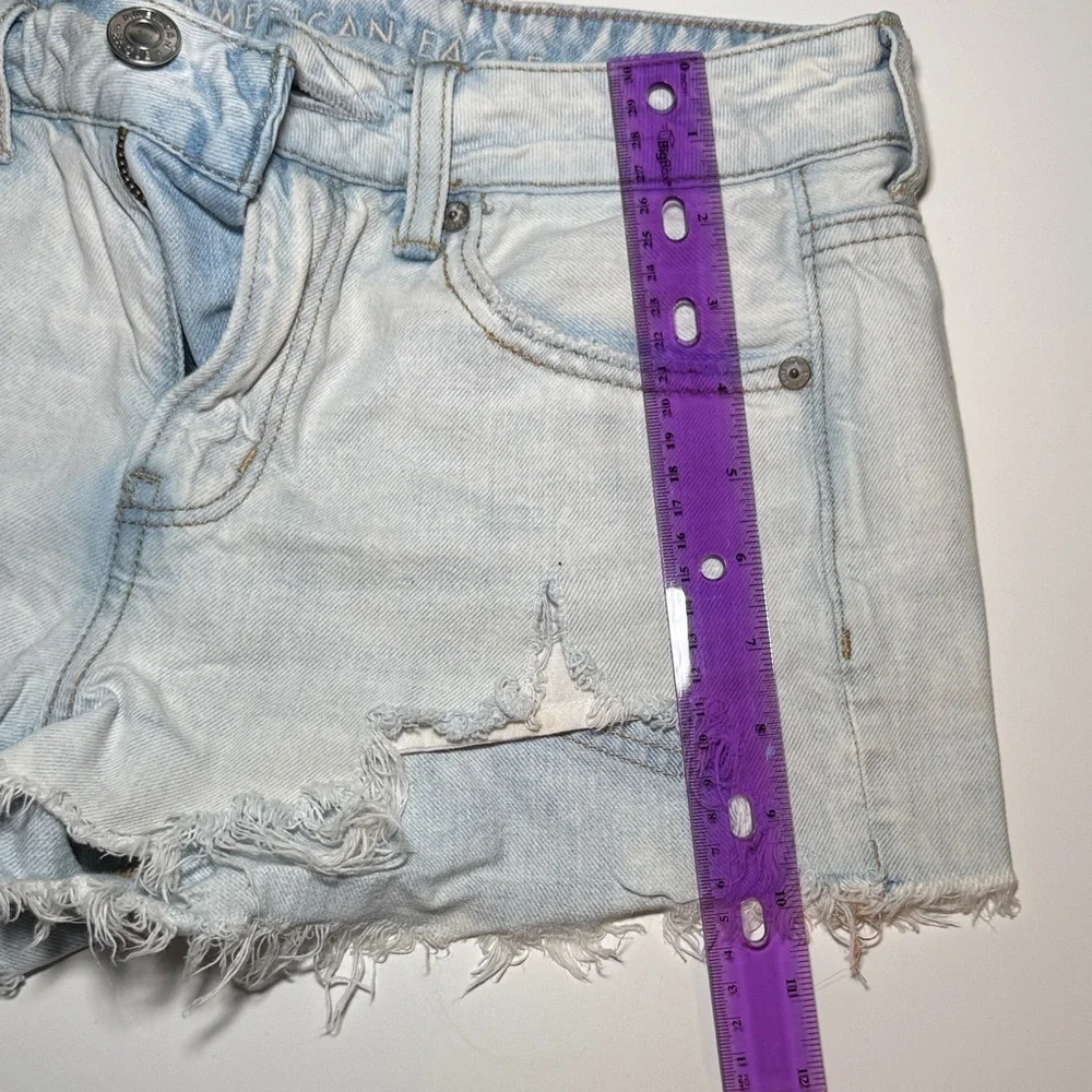 Women's American Eagle Outfitters Light Wash FrayedJean Shorts Size 2 Small
